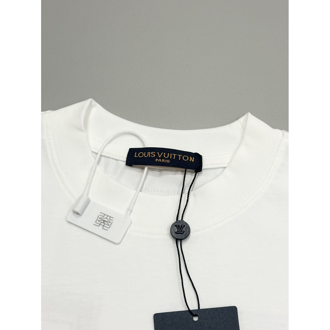 Camiseta de Algodão Louis Vuitton Logo LV Bordado Branca