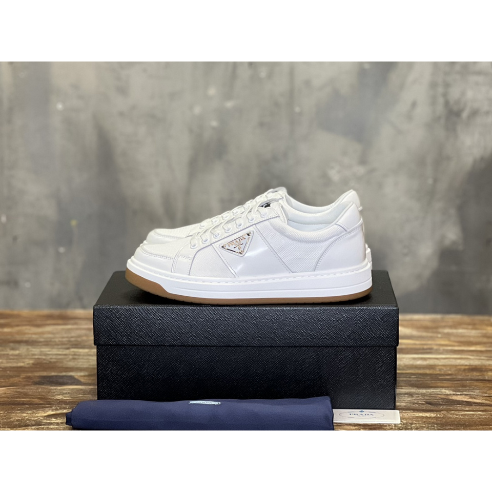 Prada Tênis Cano Baixo Downtown Branco com solado Marrom