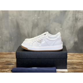 Prada Tênis Cano Baixo Downtown Branco com solado Marrom