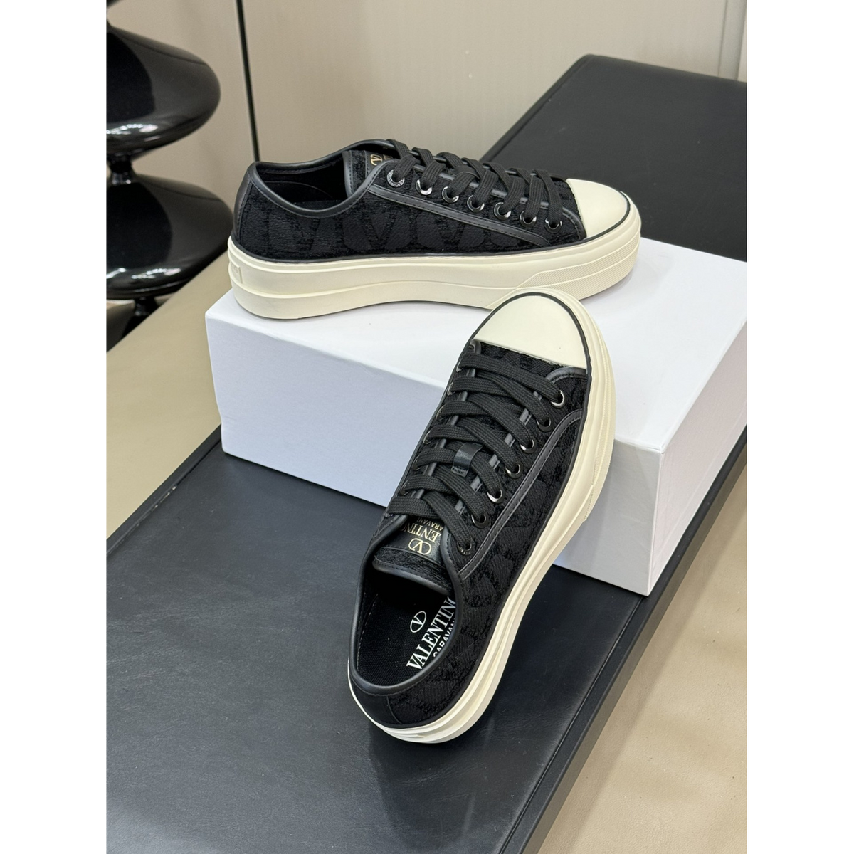 Tênis Valentino Garavani Toile Iconographe Totaloop Low-Top Preto