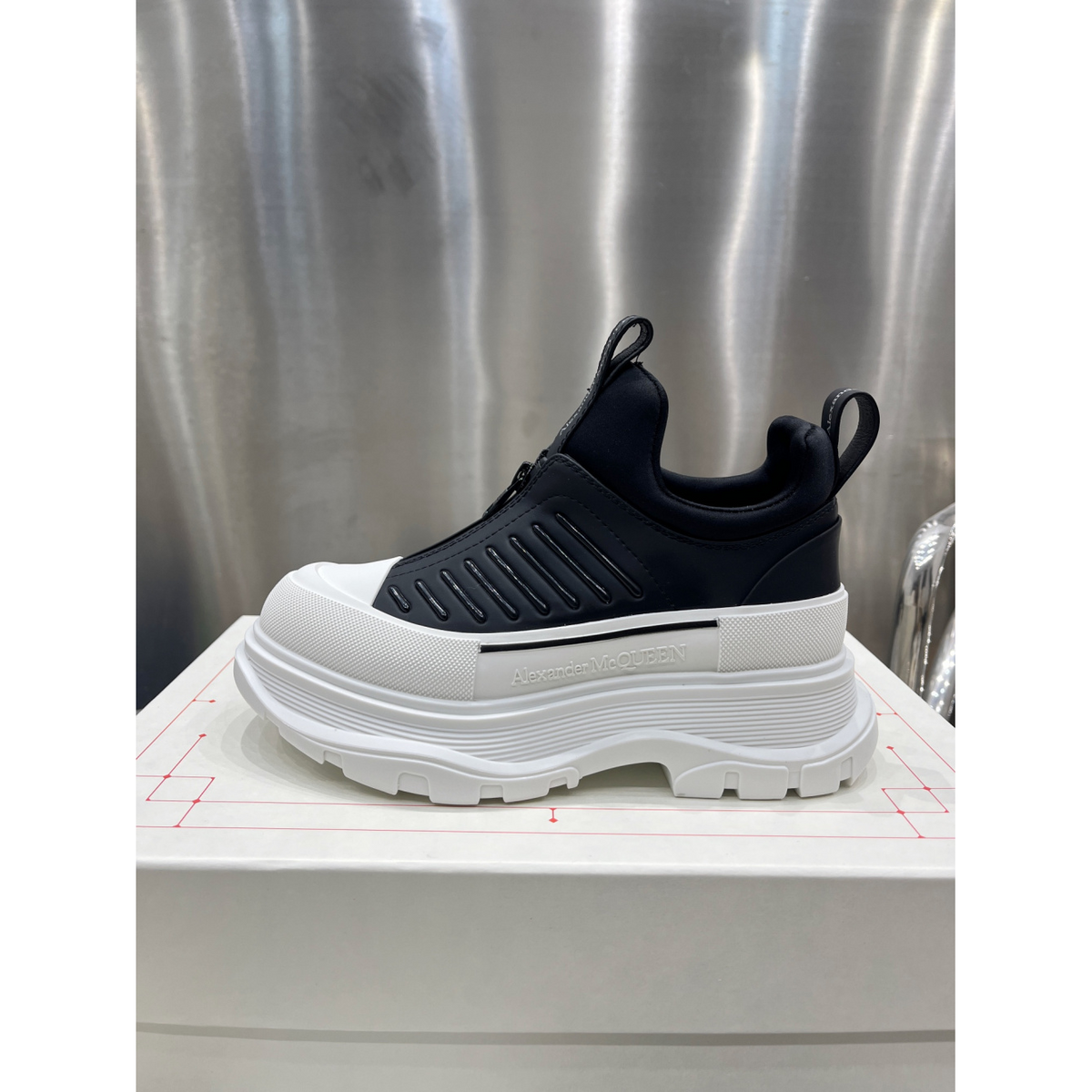 Tênis Alexander Mcqueen Tread Slick Branco/Preto