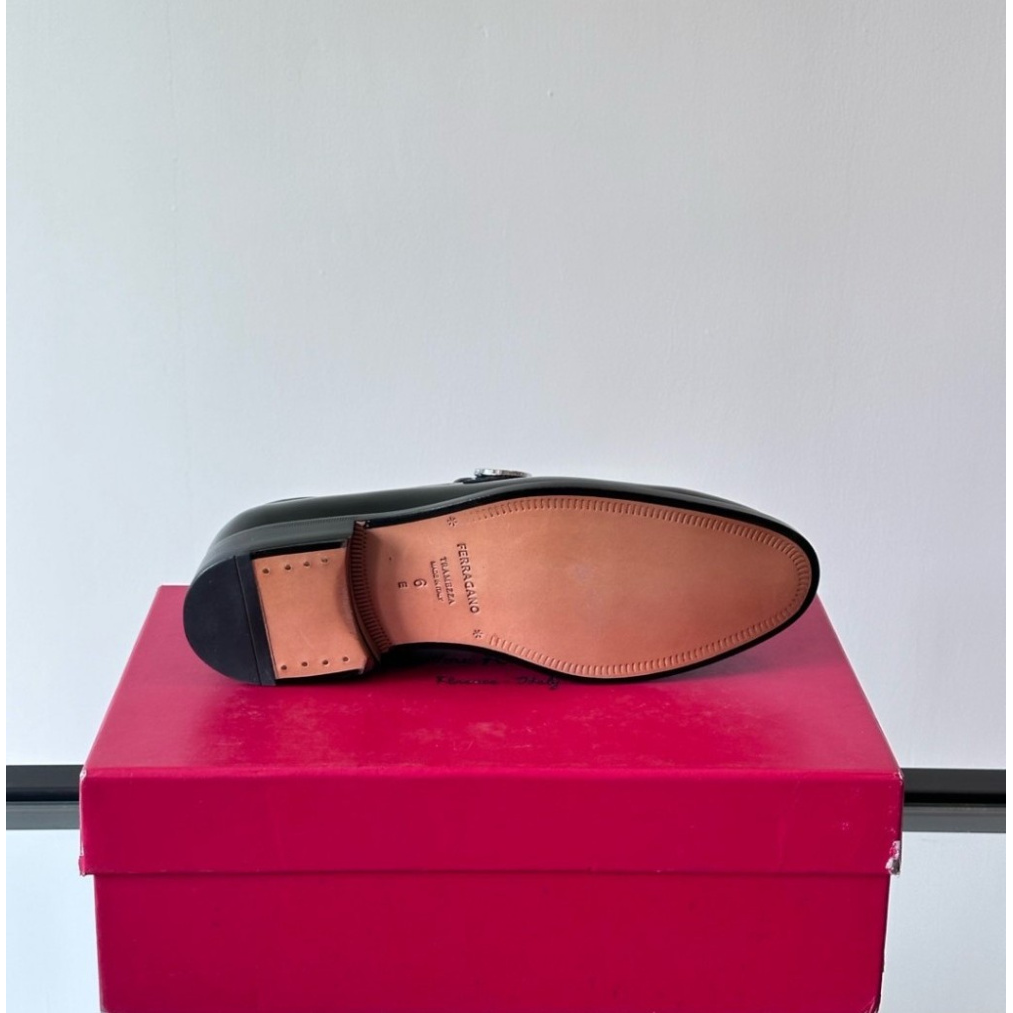 Sapato Mocassim Salvatore Ferragamo Social Preto Couro Brilhoso com Fivela Gancini