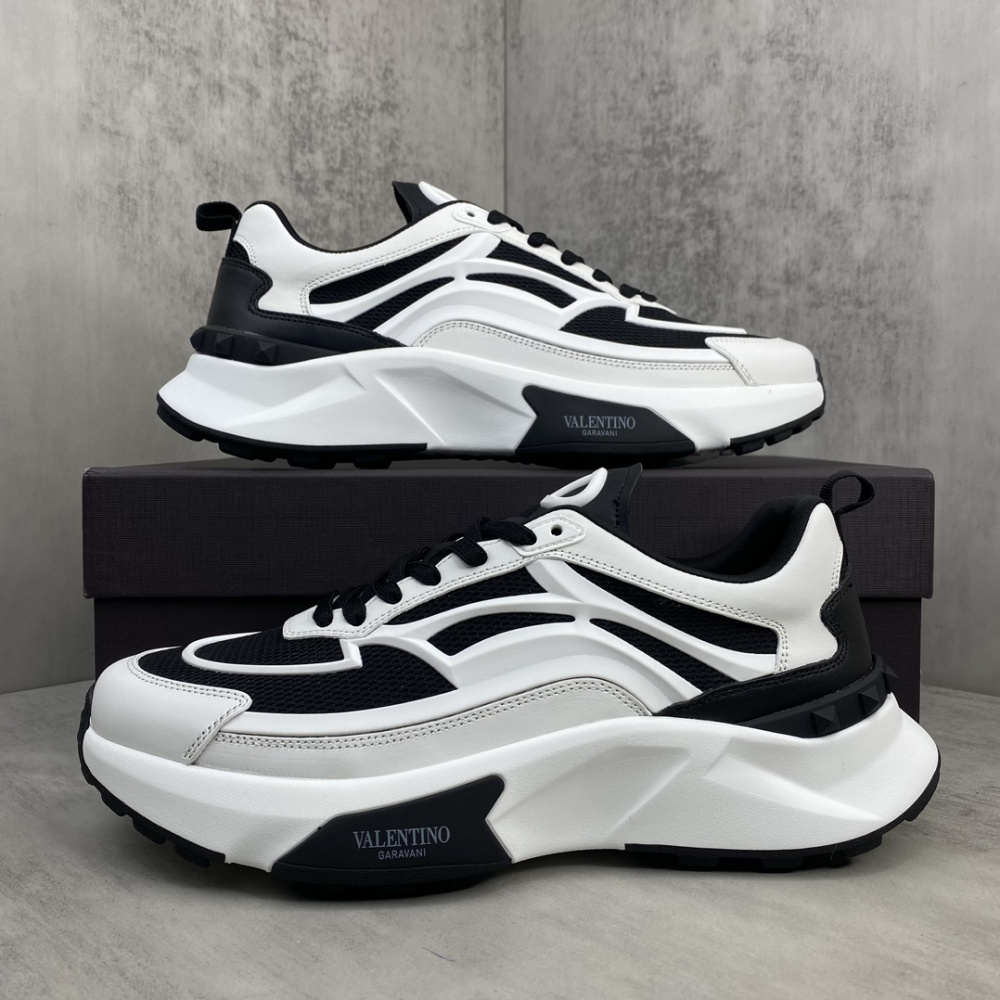 Tênis Valentino Garavani True Act Sneakers Branco/Preto
