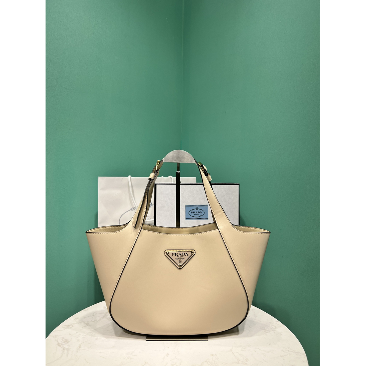 Bolsa Prada Tote Média em Couro 28x20.5x7.5cm (Preto e outras cores)