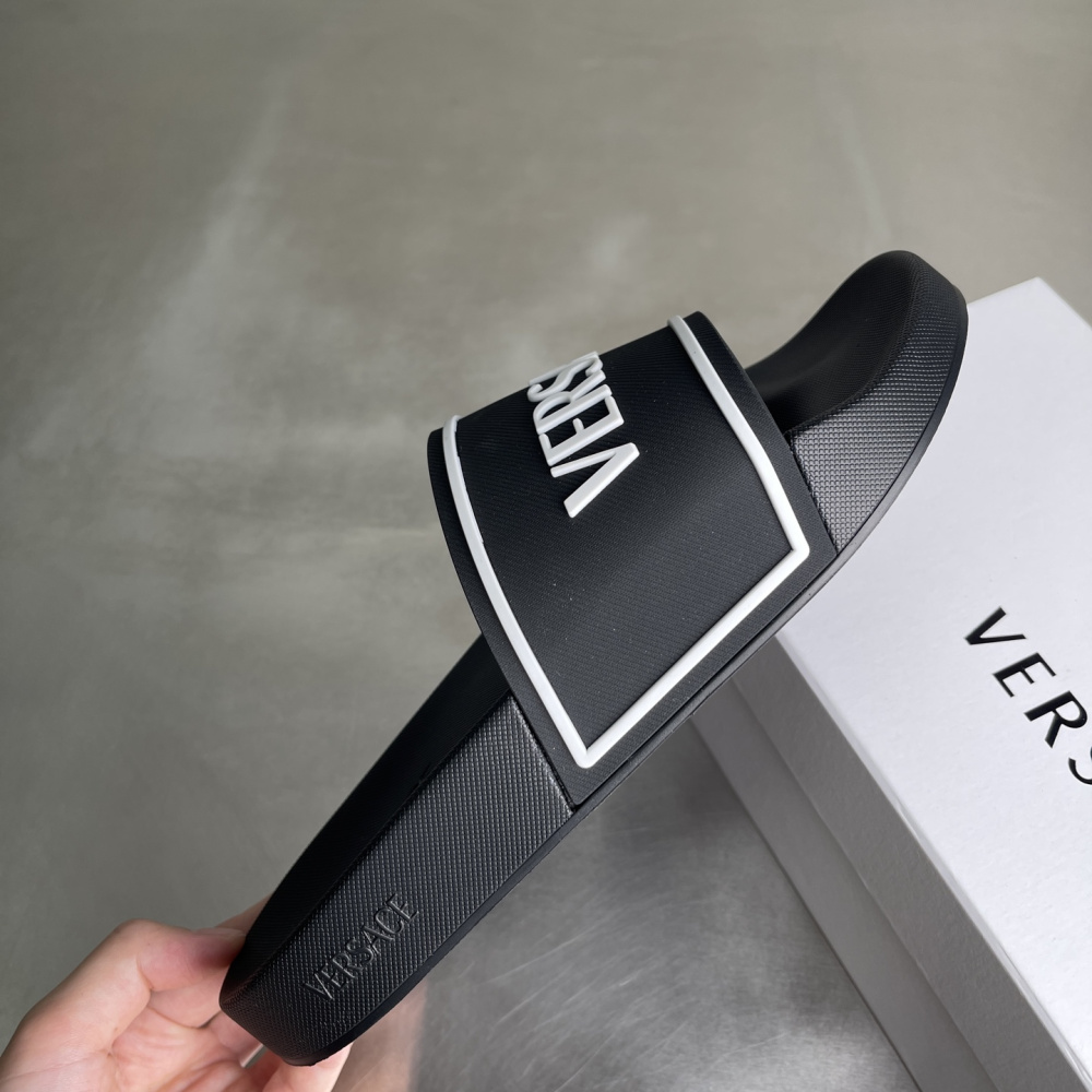 Chinelo Slide Versace Preto com escrita Branca