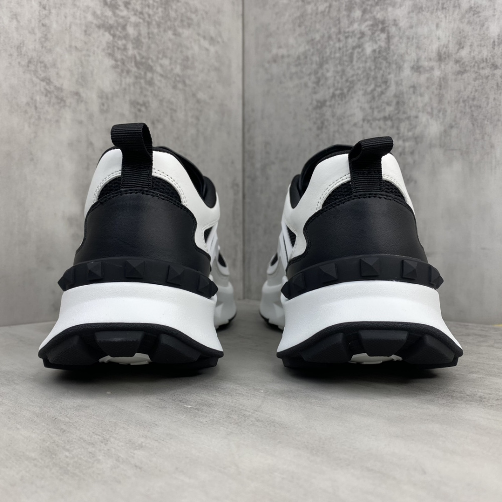 Tênis Valentino Garavani True Act Sneakers Branco/Preto