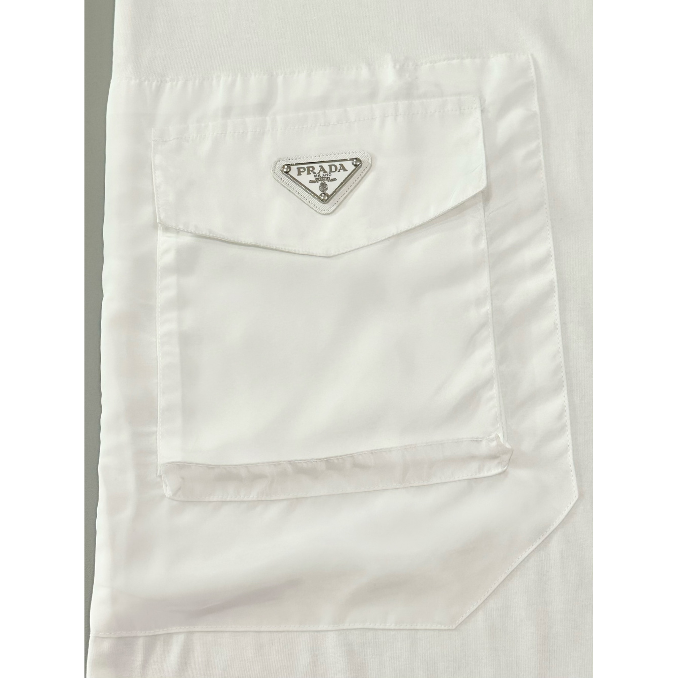 Camisa Prada em algodão com Bolso Lateral em Nylon Branca