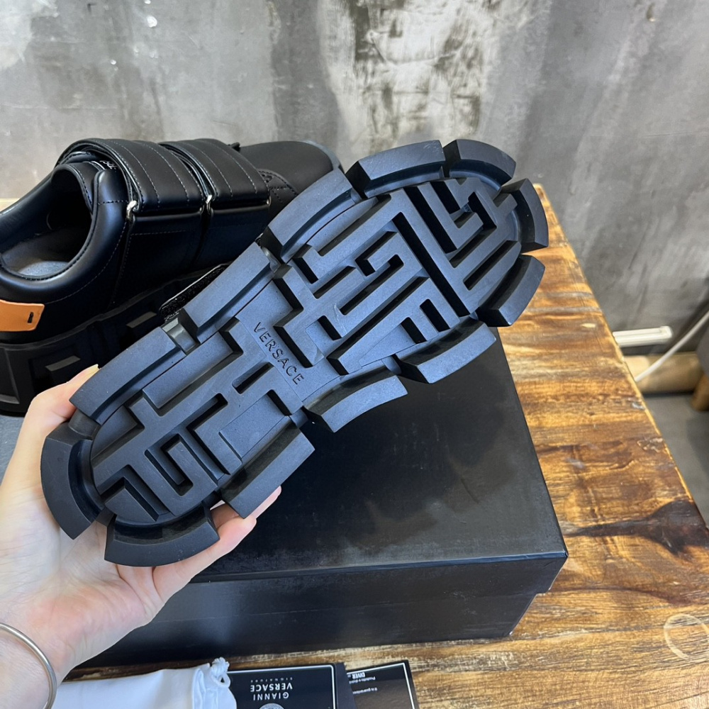 Tênis Versace Greca Labyrinth de Couro Preto/Laranja