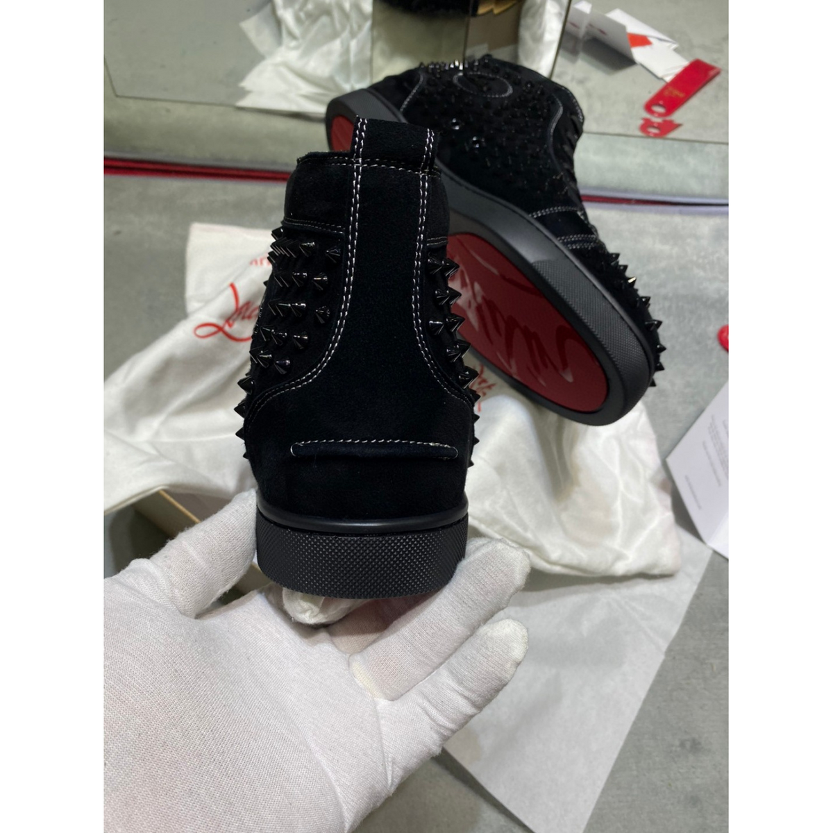 C. Louboutin Tênis Cano Alta Spikes