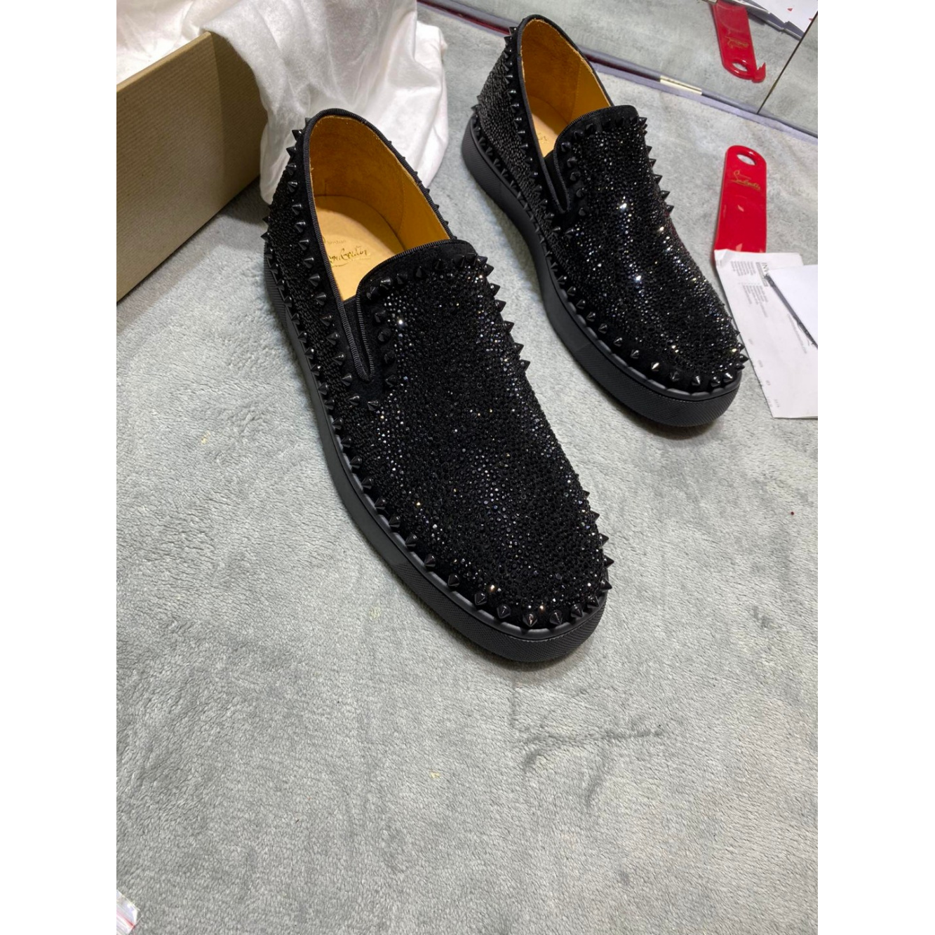 C. Louboutin Tênis Cano Baixo Preto spikes