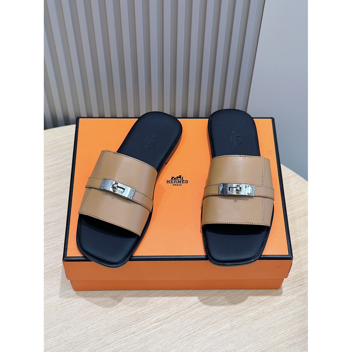 Sandália Hermès Gabriel em Couro Bege