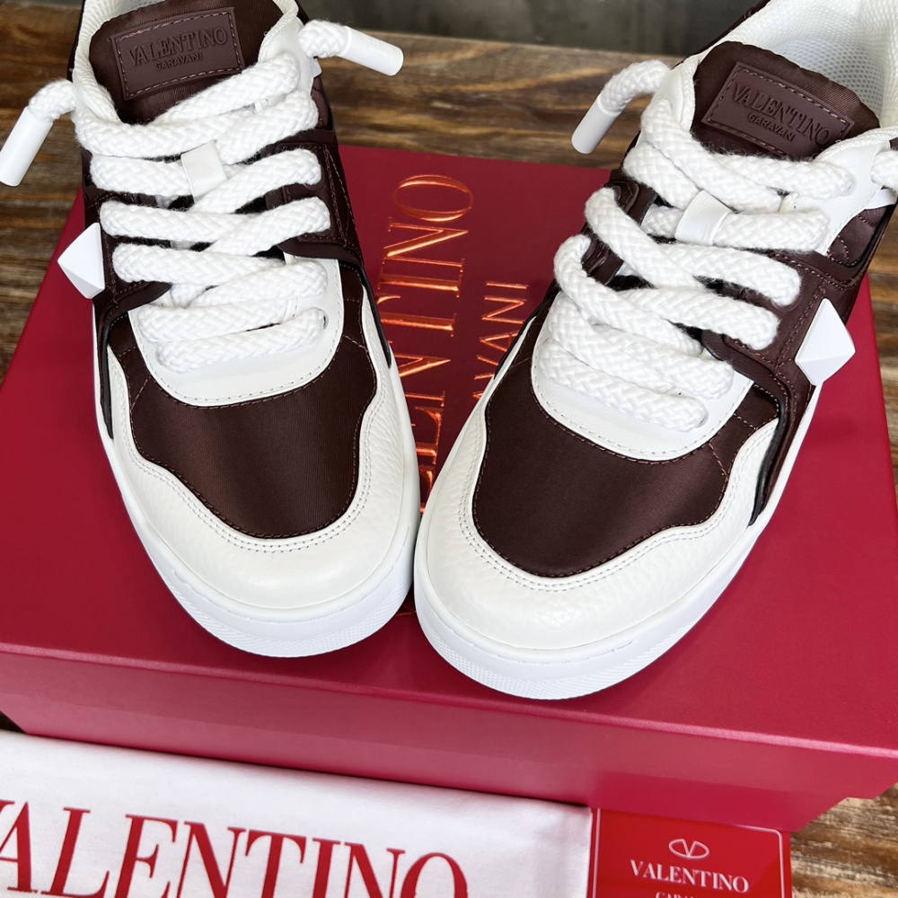 Tênis Valentino Garavani One Stud Marrom