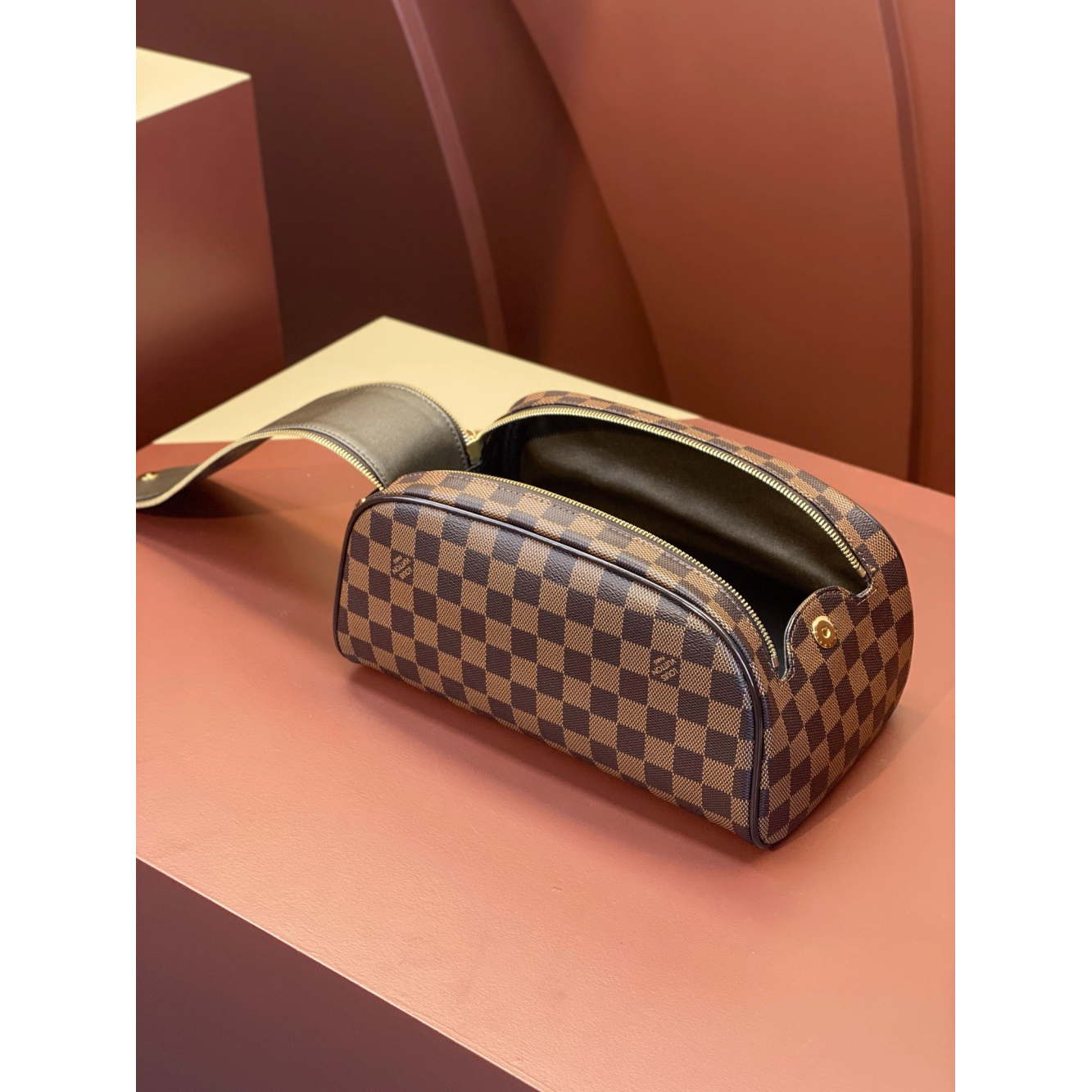 Necessaire Louis Vuitton LV Couro Damier Ébène 28x16x13CM