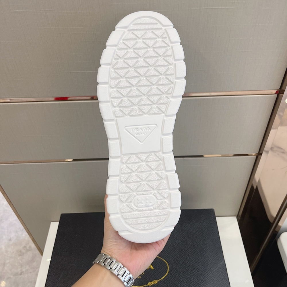 Tênis Prada em Couro Branco/Preto