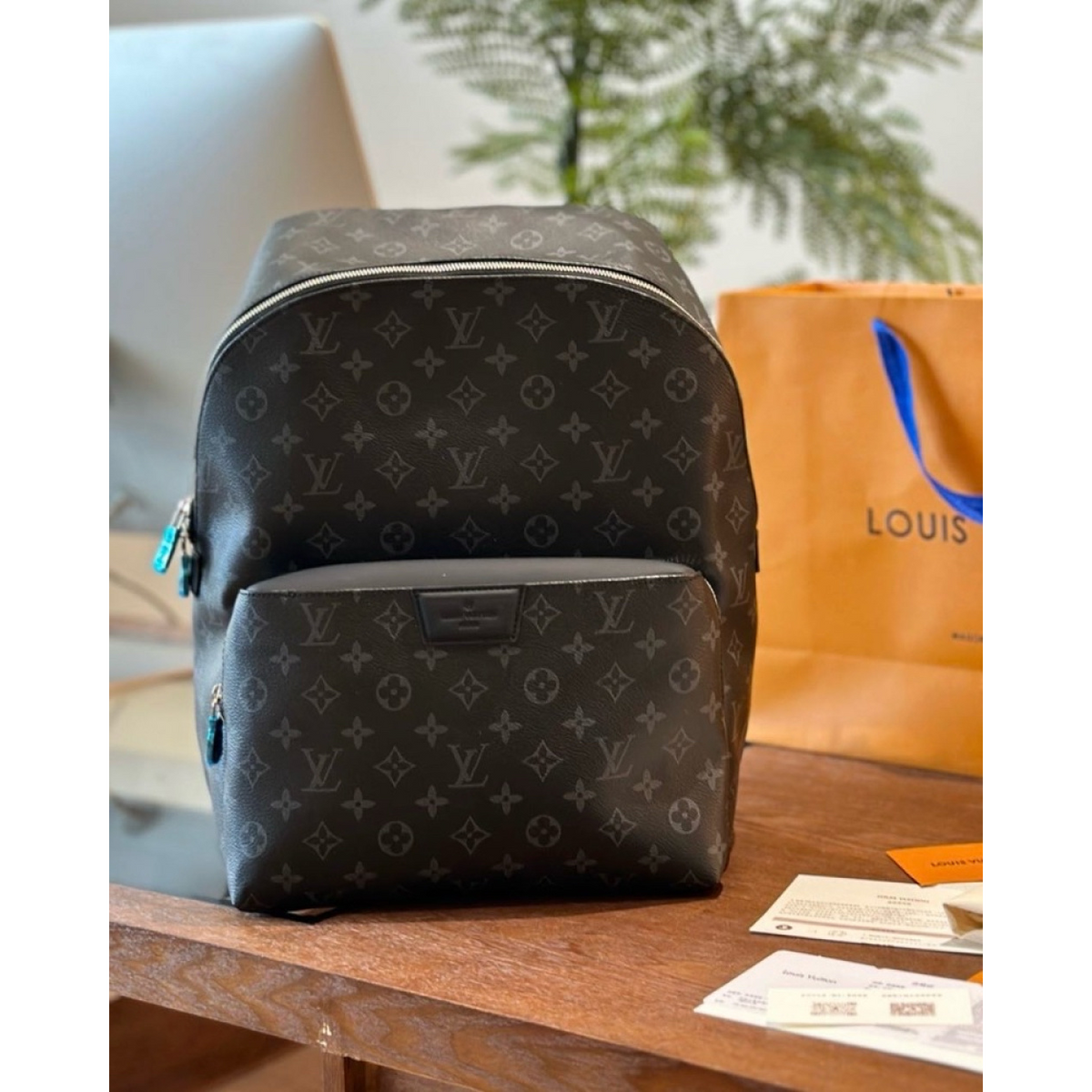 Mochila Louis Vuitton Discovery Monogram Eclipse Canvas 29x38x20cm (comprimento x altura x largura)