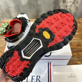 Tênis Moncler Trailgrip Lite 2 Low Top com Cadarço Branco/Preto/Vermelho