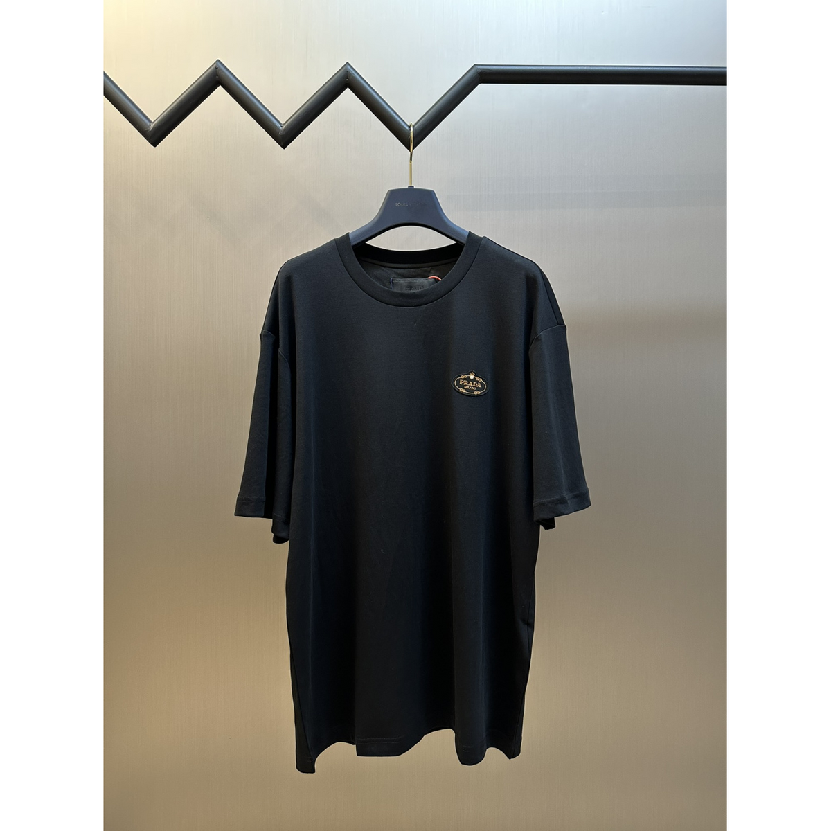 Camisa Prada em algodão Logotipo de letras estampado na parte da frente Preta