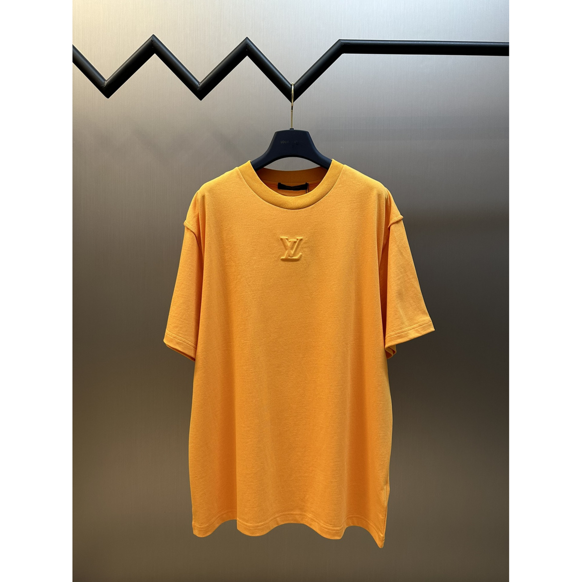 Camiseta de Algodão Louis Vuitton com LV em Relevo Laranja