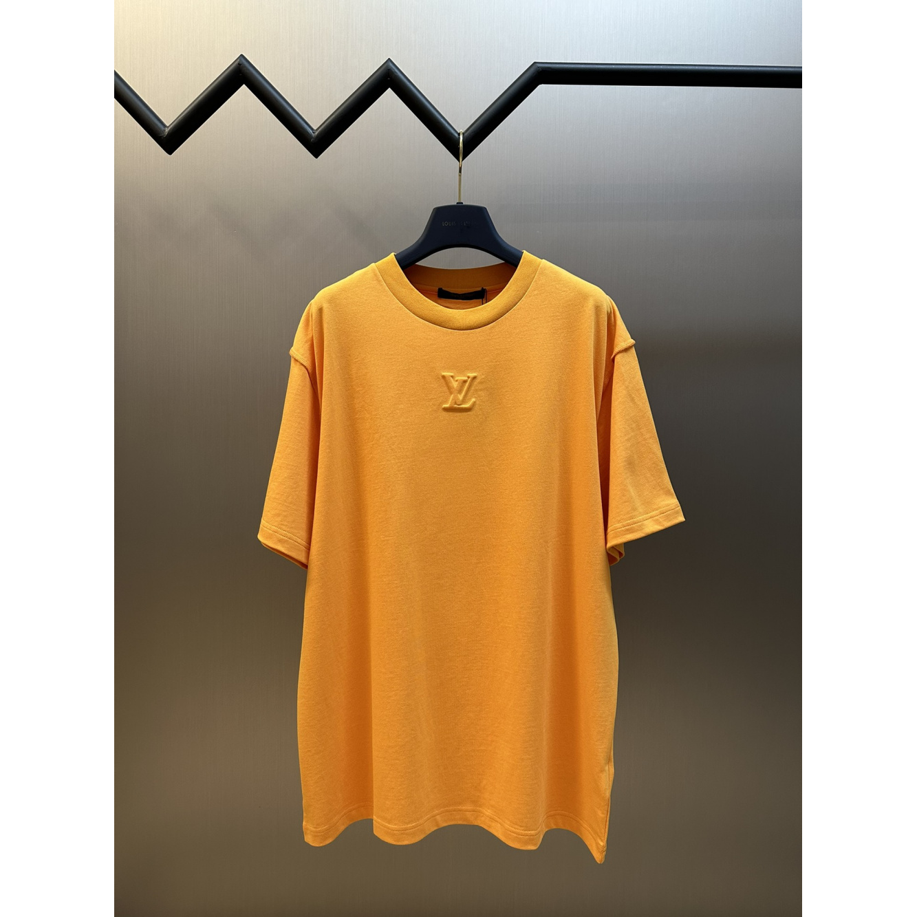 Camiseta de Algodão Louis Vuitton com LV em Relevo Laranja