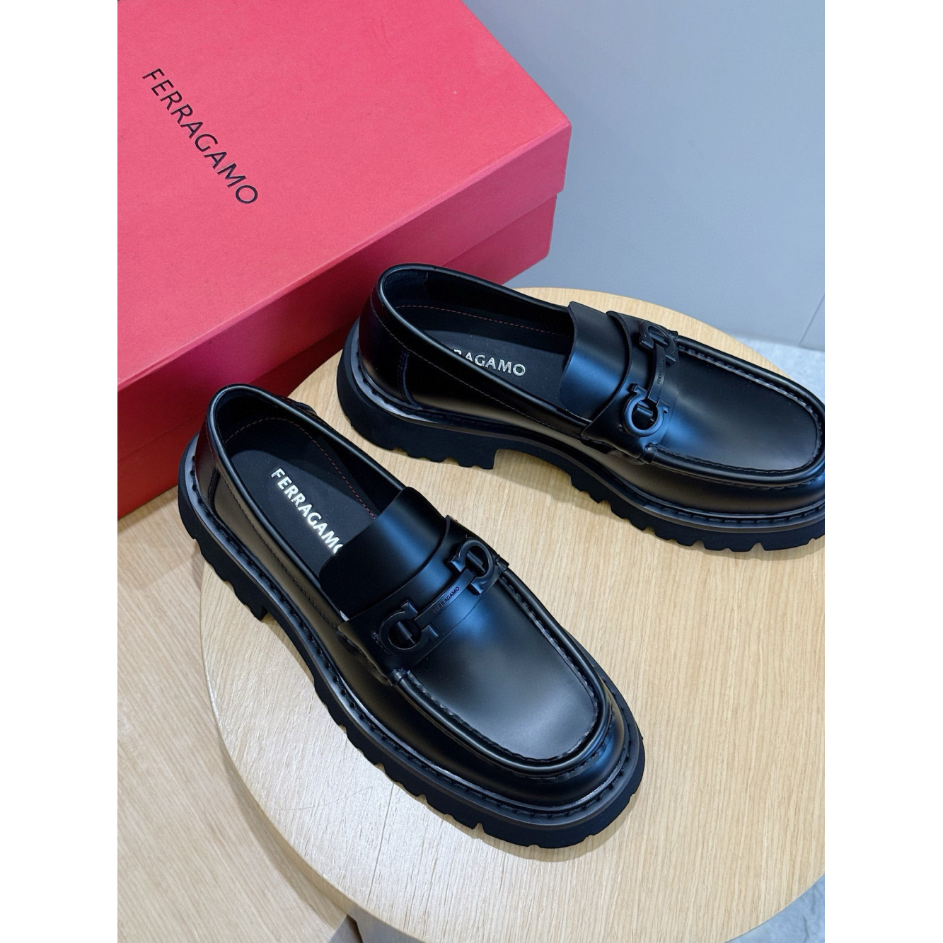 Salvatore Ferragamo Mocassim em Couro Escovado Preto
