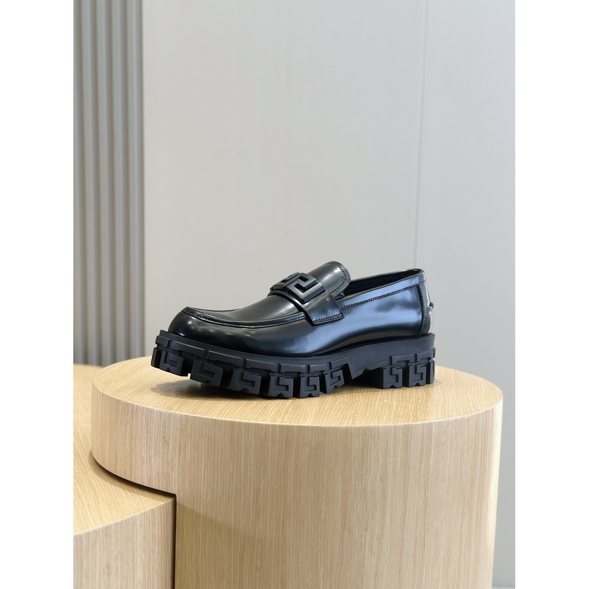 Tênis Versace Loafer Logo Preta