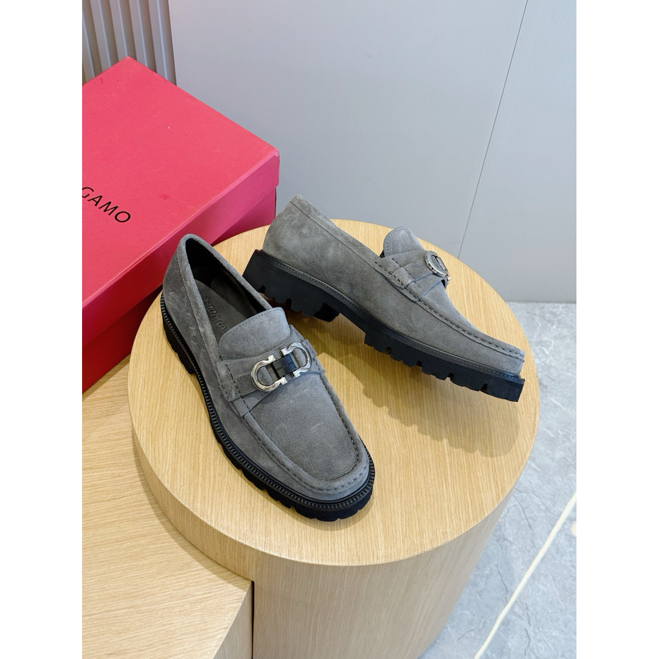Salvatore Ferragamo Mocassim em Camurça Cinza
