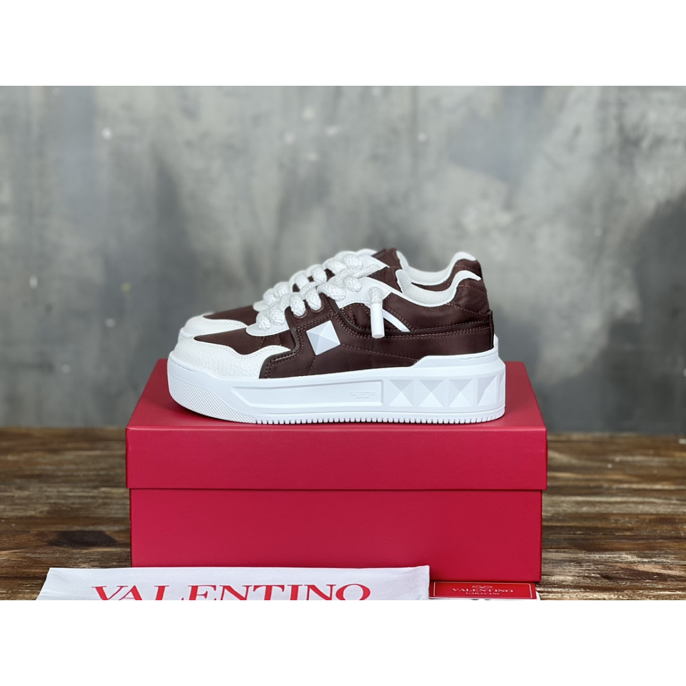 Tênis Valentino Garavani One Stud Marrom