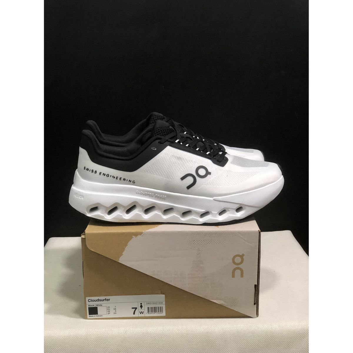 Tênis On Running Cloudsurfer Branco/Preto