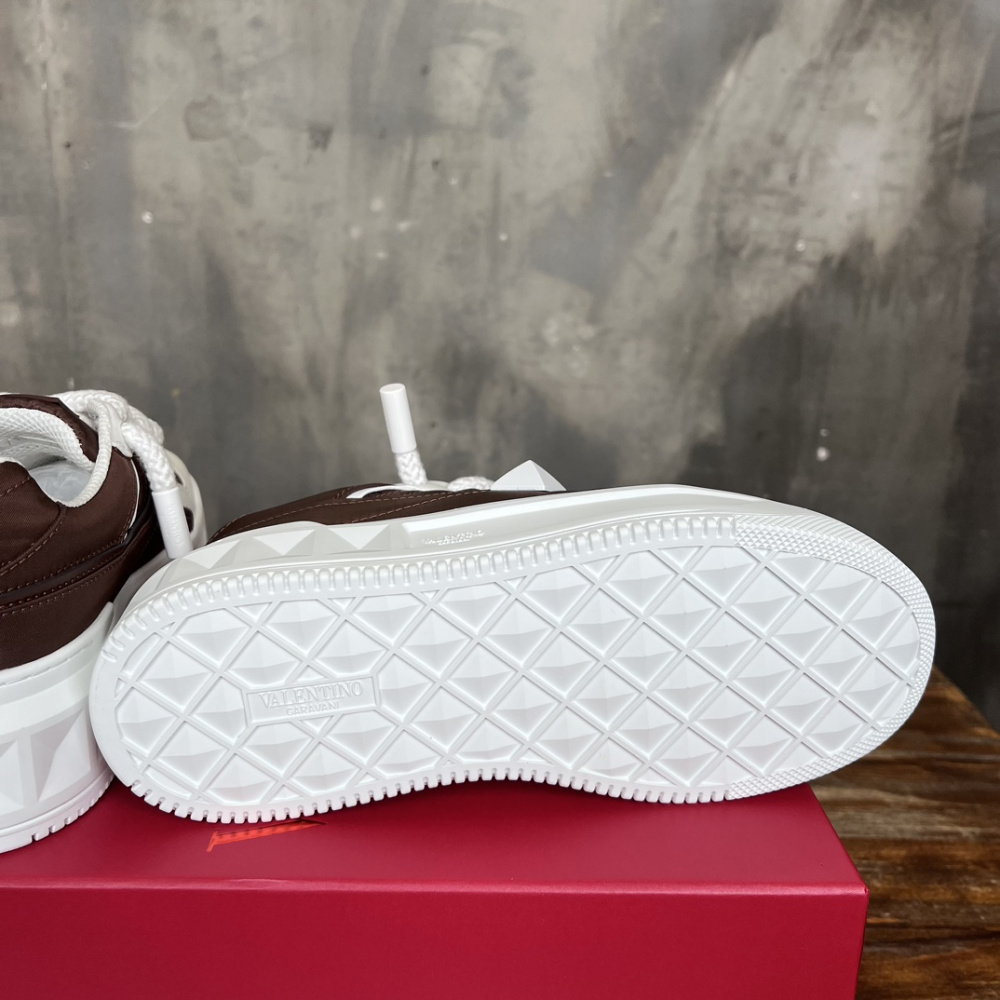 Tênis Valentino Garavani One Stud Marrom