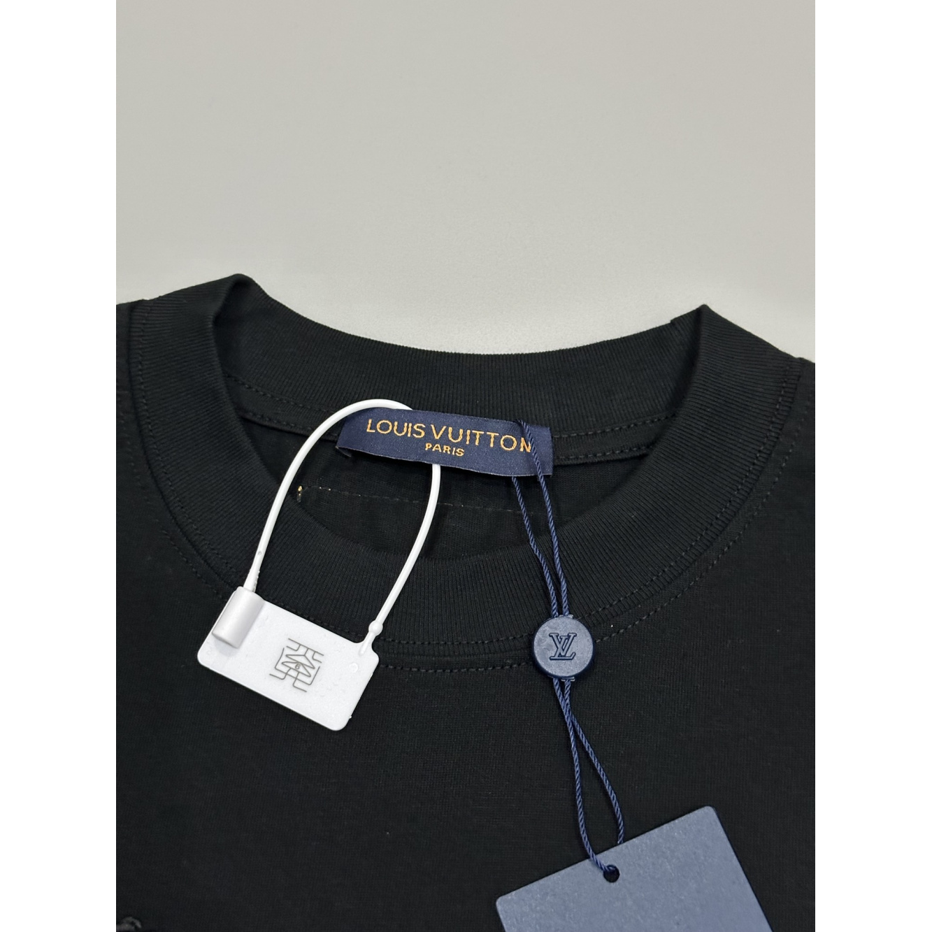 Camiseta de Algodão Louis Vuitton Logo LV Lovers Bordado Preta