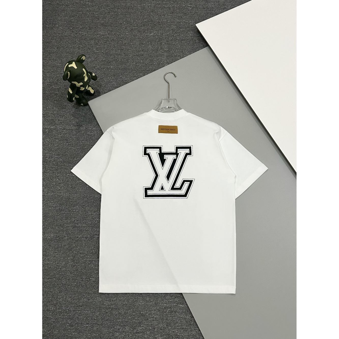 Camiseta de Algodão Louis Vuitton Logo LV Bordado Branca