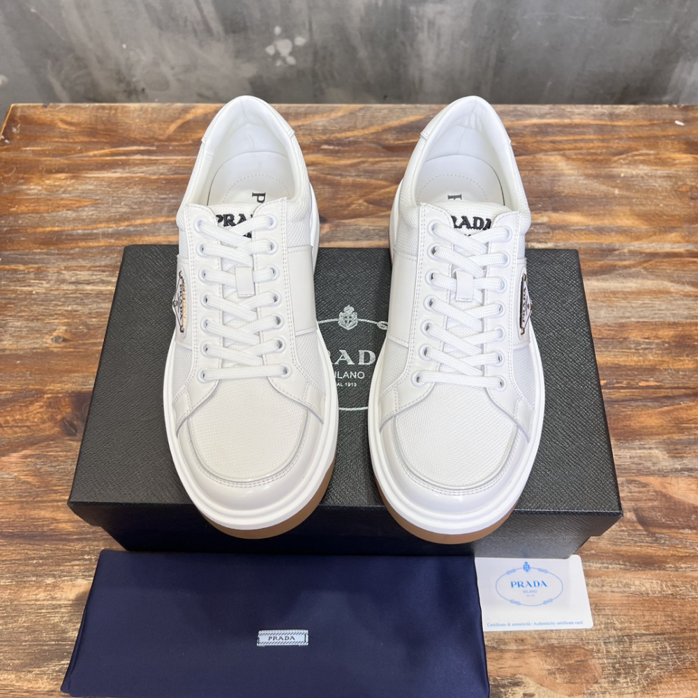 Prada Tênis Cano Baixo Downtown Branco com solado Marrom