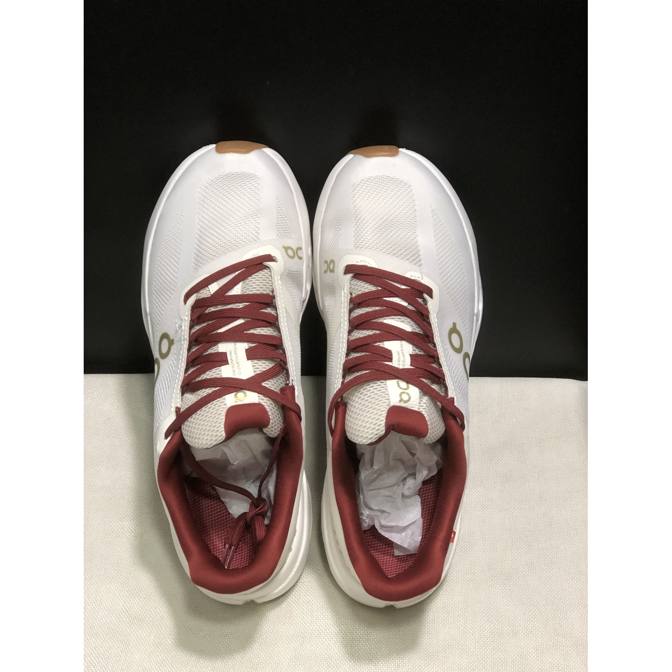 Tênis On Running Cloudsurfer Branco/Vermelho