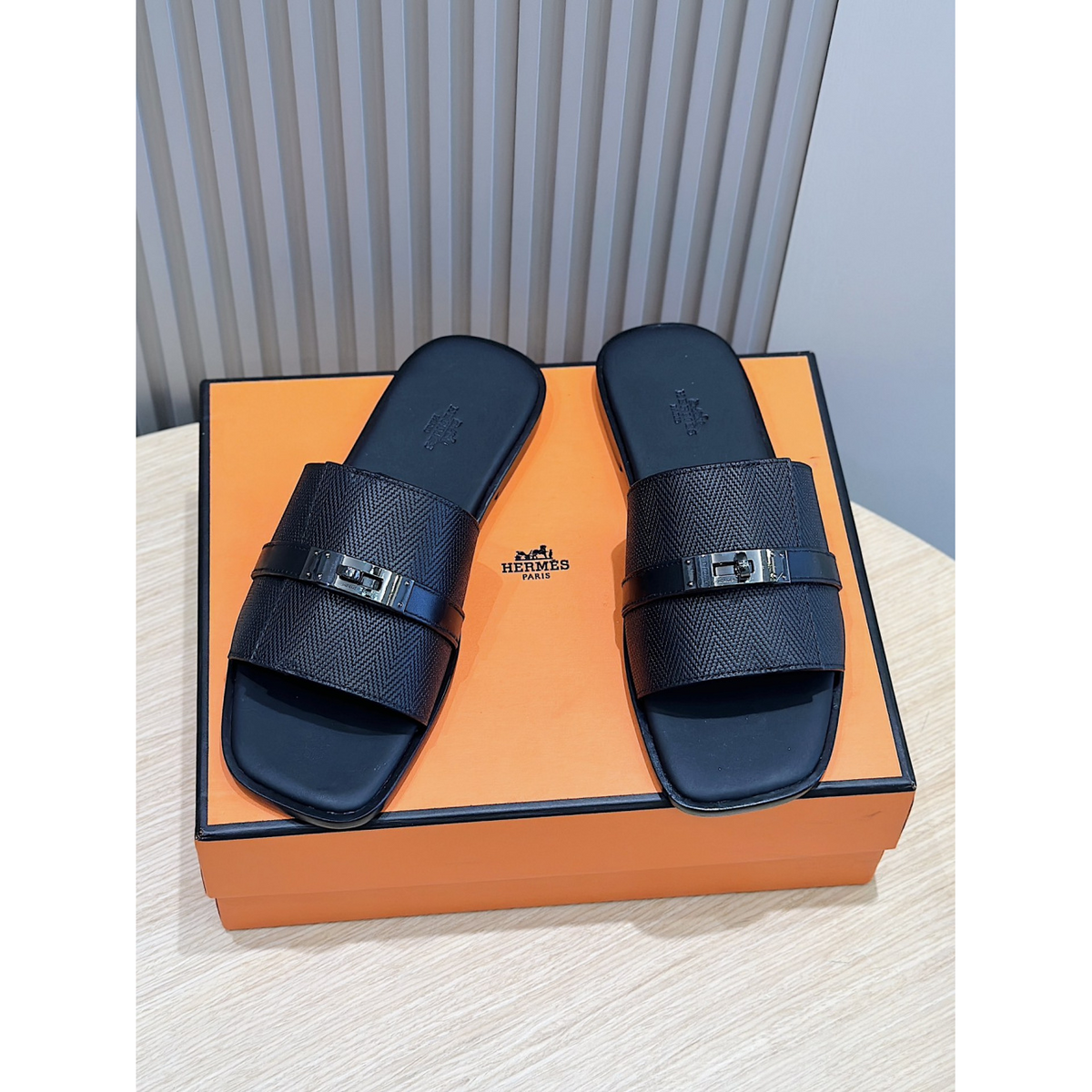 Sandália Hermès Gabriel em Couro Preto