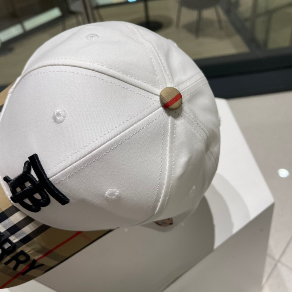 Boné Burberry Branco com Aba Xadrez