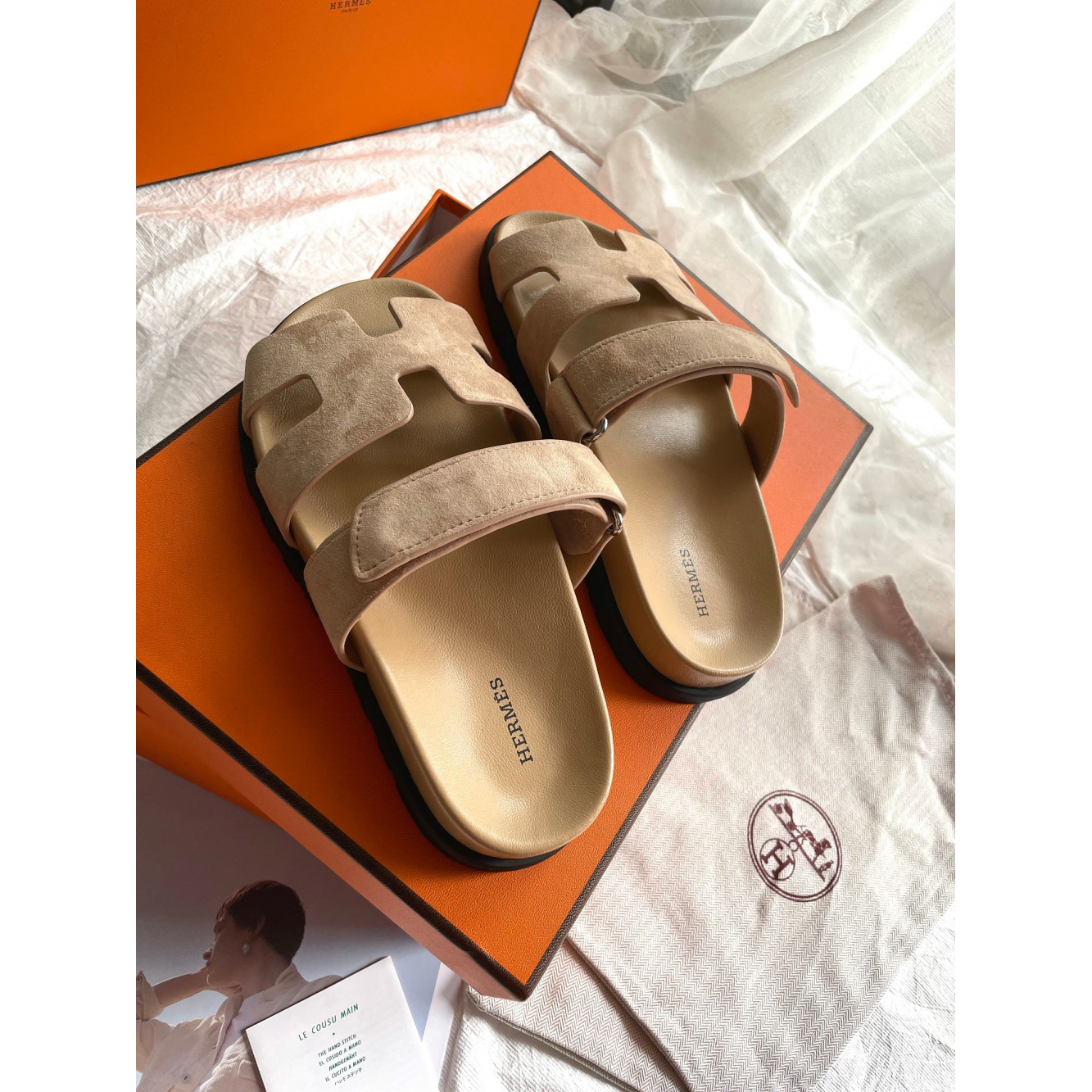 Sandália Hermès Chypre em Camurça Bege