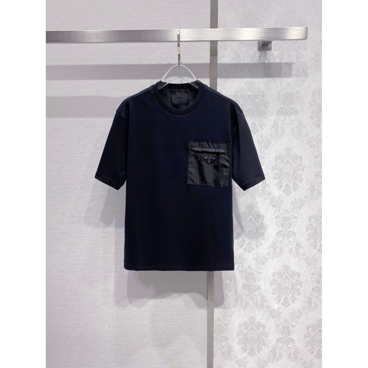 Camisa Prada em algodão com Bolso em Re-Nylon e logo triangular Preta