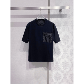 Camisa Prada em algodão com Bolso em Re-Nylon e logo triangular Preta