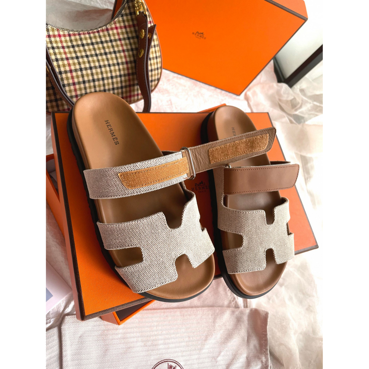 Sandália Hermès Chypre em Camurça Marrom/Off