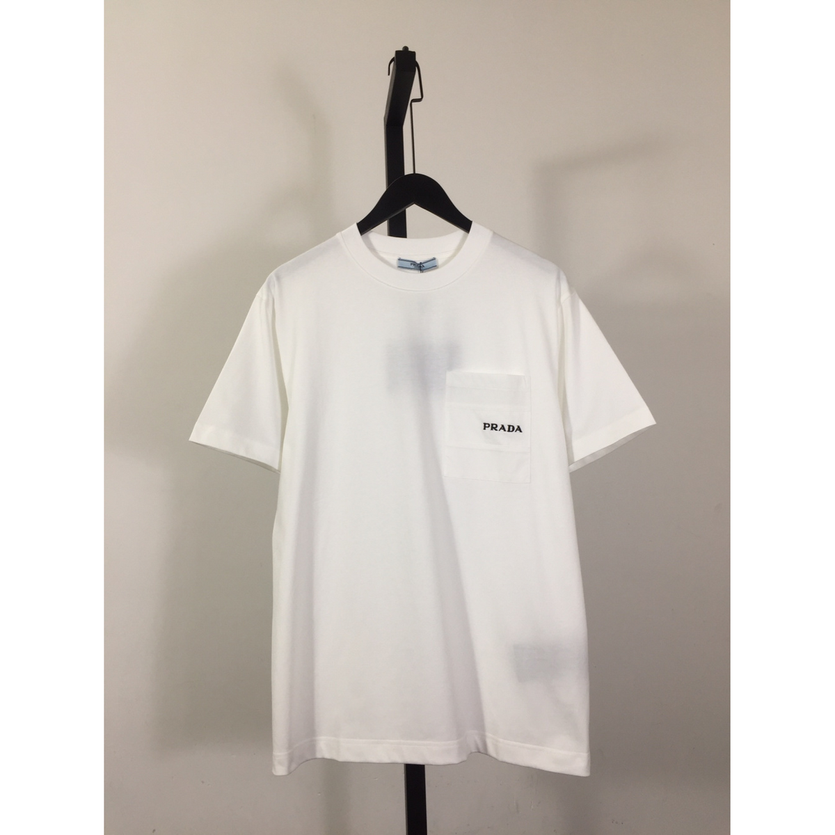 Camisa Prada em algodão com nome Bordado em Bolso Lateral Superior Branca