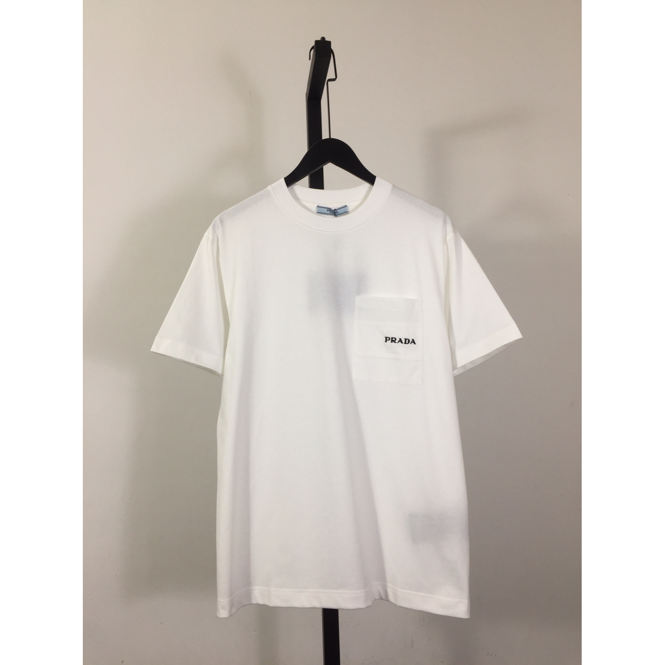 Camisa Prada em algodão com nome Bordado em Bolso Lateral Superior Branca