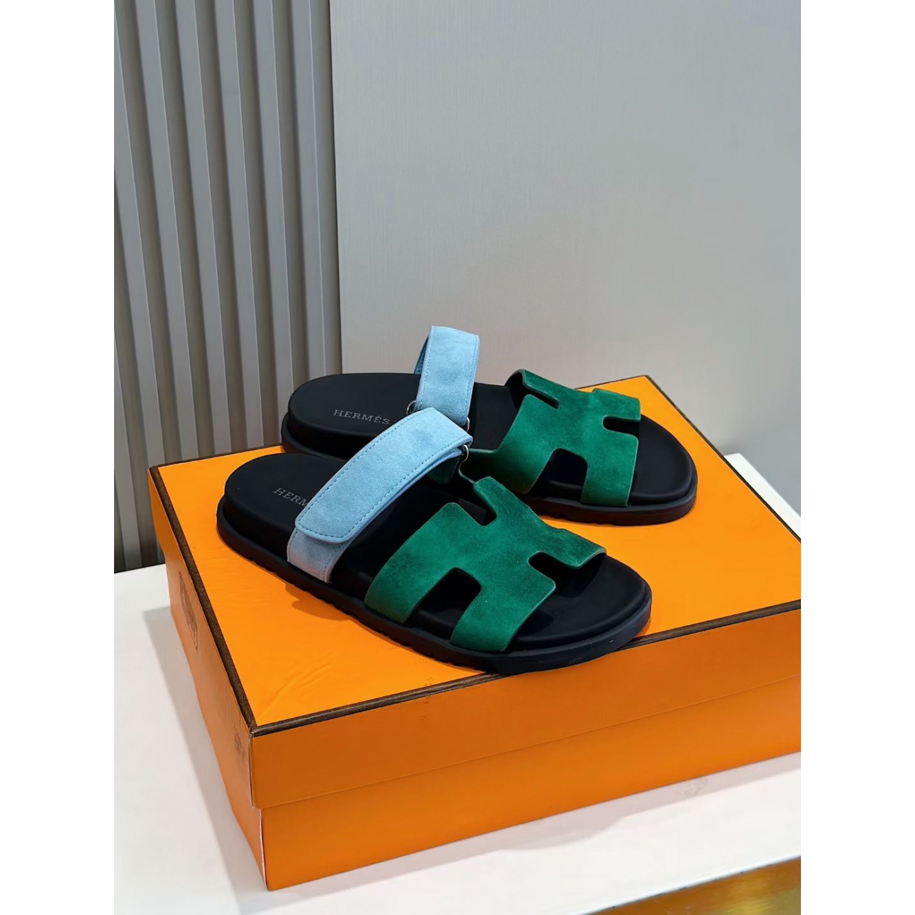 Sandália Hermès Chypre em Camurça Verde/Azul