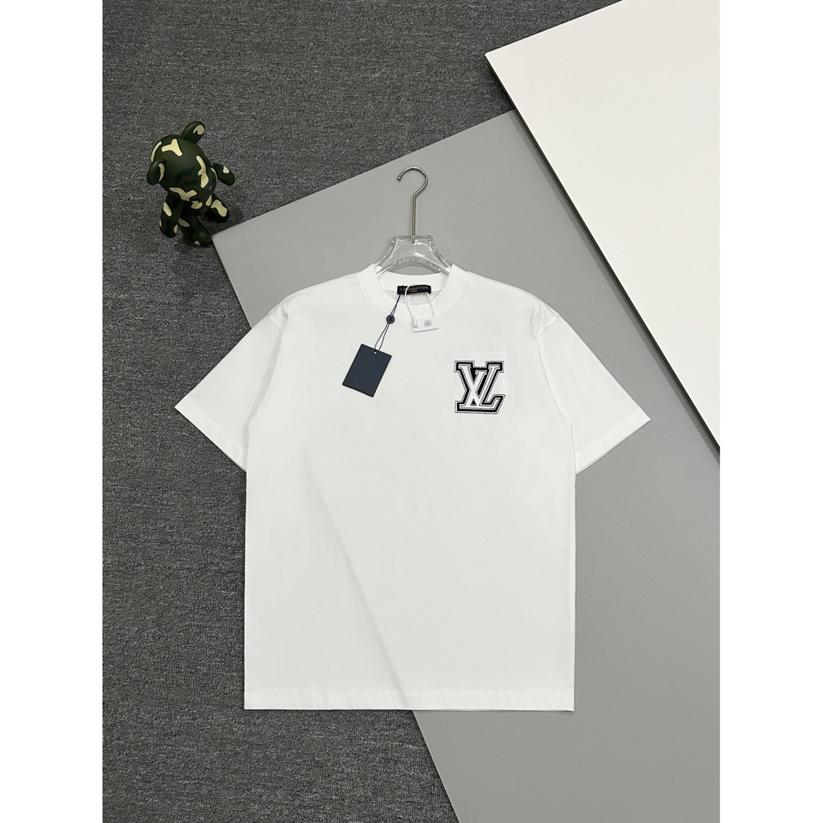 Camiseta de Algodão Louis Vuitton Logo LV Bordado Branca