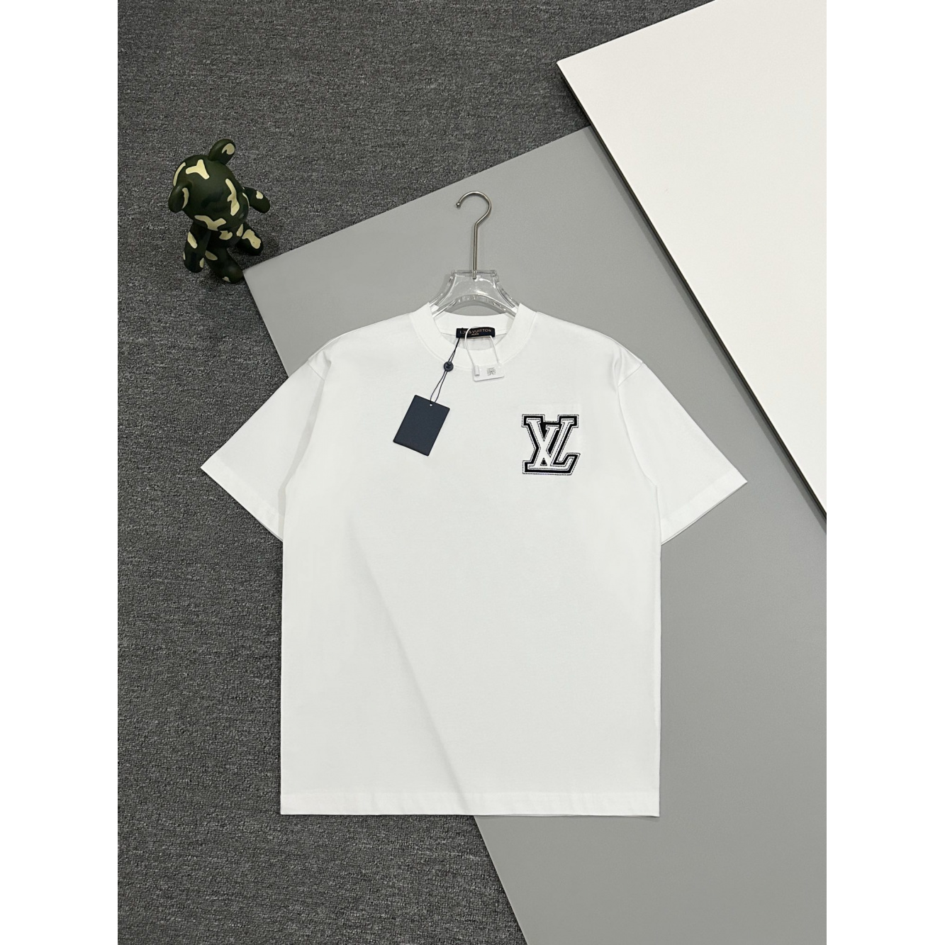 Camiseta de Algodão Louis Vuitton Logo LV Bordado Branca