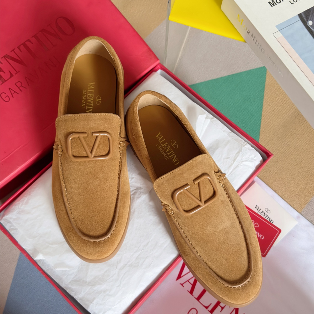 Valentino Garavani Leisure Flows Loafers em Camurça Marrom