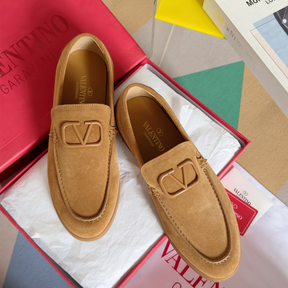 Valentino Garavani Leisure Flows Loafers em Camurça Marrom