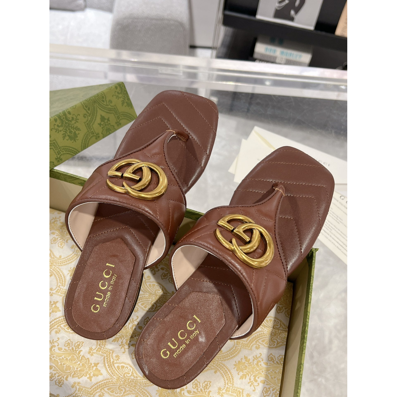 Sandália Gucci com Double G Marrom