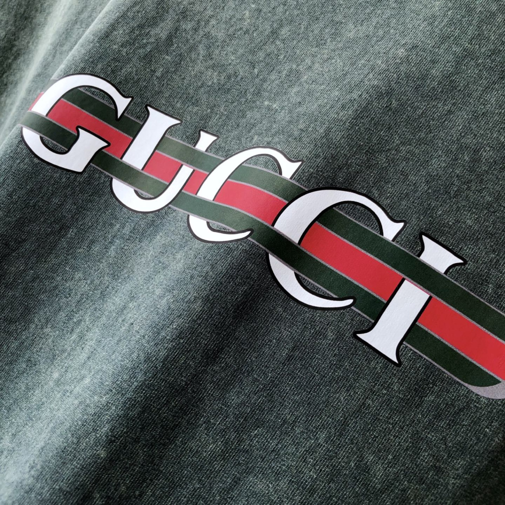 Camiseta Gucci com Placa de Logo Verde