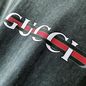 Camiseta Gucci com Placa de Logo Verde