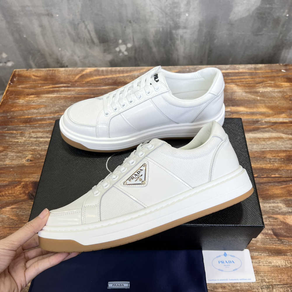 Prada Tênis Cano Baixo Downtown Branco com solado Marrom